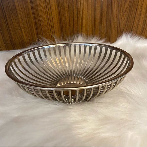 Vintage Silver plated wire fruit basket made in Hong Kong - Picture 4 of 13